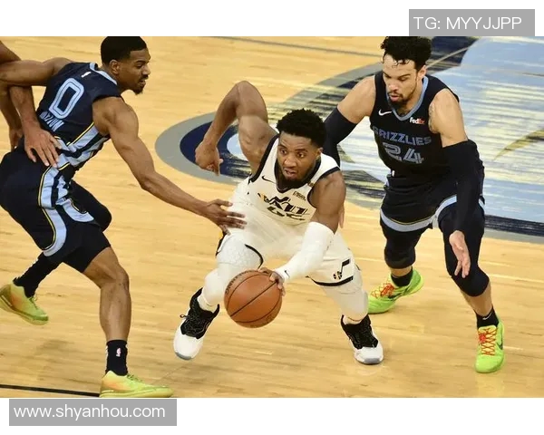 勇士惜败爵士,米切尔大放异彩砍下30分 勇士惜败爵士,米切尔大放异彩砍下30分